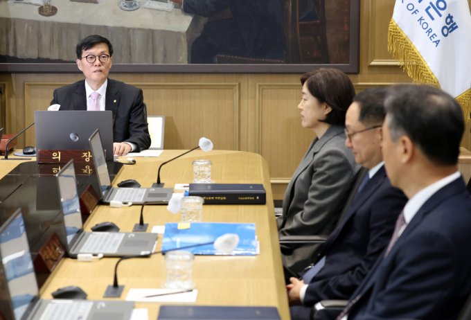기준금리를 결정하는 한국은행 금융통화위원회의 통화정책방향 결정회의가 12일 서울 중구 남대문로 한국은행에서 진행된 가운데 이창용 한은 총재가 회의를 주재하고 있다.  이날 금통위는 기준금리를 10차례 연속 동결했다. /사진=임한별(머니S)