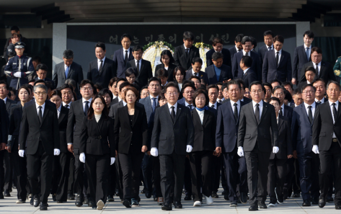 이재명 대표를 비롯한 더불어민주당 당선인들이 지난 12일 오전 위성정당인 더불어민주연합 비례대표 당선인들과 함께 국립서울현충원을 참배한 뒤 이동하고 있다. /사진=뉴스1(공동취재)