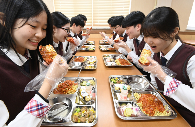 빅데이터가 분석한 학교급식 최고 인기 메뉴는 '이색 가공식품'인 것으로 나타났다. 사진은 지난해 11월14일 경기도 수원시 효원고등학교에서 점심시간에 랍스터를 먹고 있는 학생들. /사진=뉴시스