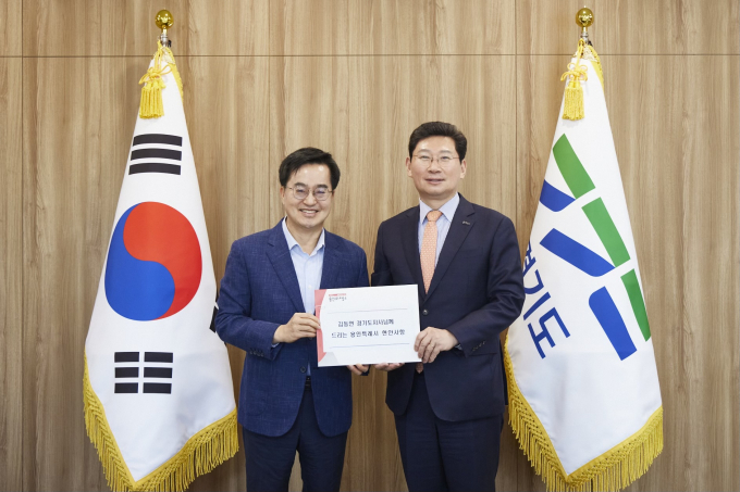 이상일 용인시장(오른쪽)이 12일 김동연 경기지사에게 시의 현안을 해결하기 위한 지원을 요청하고 관련 자료를 전달했다. / 사진제공=용인특례시