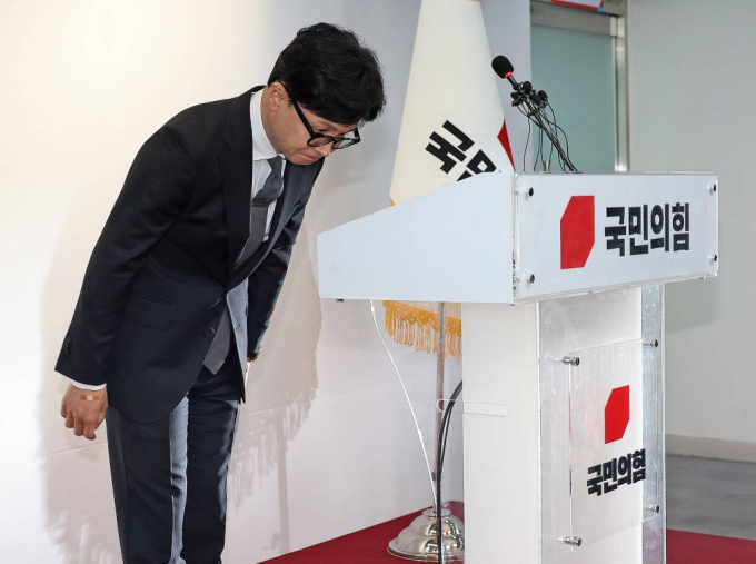 한동훈 전 국민의힘 비상대책위원장에 대한 정치적 재기 가능성이 거론된다. 사진은 지난 11일 오전 서울 여의도 중앙당사에서 위원장직 사퇴 입장을 밝히며 인사하는 한 전 위원장. /사진= 뉴스1 