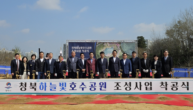  정장선 평택시장(오른쪽 여덟번째)과 평택시 관계자들이 12일 청북하늘빛호수공원 착공식을 개최하고 있다. / 사진제공=평택시