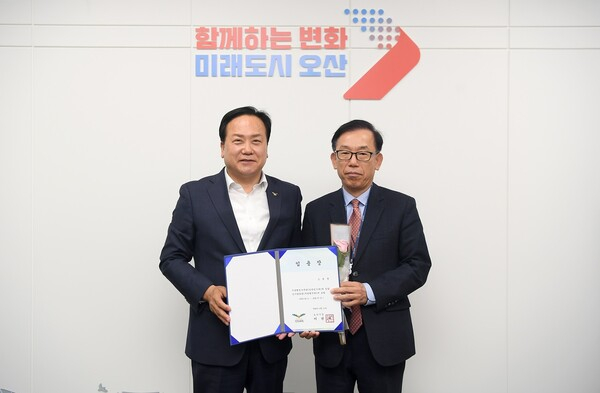 이권재 경기 오산시장(왼쪽)이 11일 외부 감사담당관으로 임용된 고병훈 씨(오른쪽)에게 임용장을 수여하고 기념촬영을 하고 있다. / 사진제공=오산시