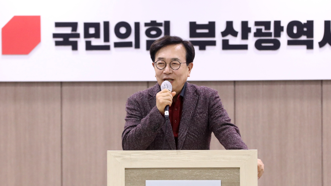부산 북구갑에서 낙선한 서병수 국민의힘 의원이 12일 자신의 페이스북을 통해 국민의힘의 권력다툼 등 행태를 비판했다. 사진은 이날 오전 부선선대위 해단식에서 발언하는 서 의원. /사진=뉴스1