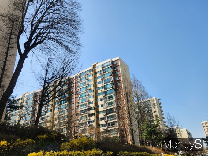 서울 강남 재건축 최대어 가운데 하나인 압구정아파트지구 특별계획구역3 재건축정비사업조합이 최근 조합 정기총회를 통해 안중근 현 조합장의 연임을 확정지었다. /사진=정영희 머니S 기자