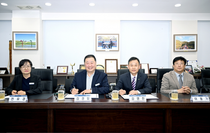  김경일 파주시장(오른쪽 세번째)과 김영진 한국토지주택공사 파주사업본부장(오른쪽 두번째) 등이 12일 '수도권 광역급행철도(GTX)-A 개통 및 파주운정3지구 교통대책 마련을 위한 상생 업무협약'을 체결한 뒤 협약서에 서명하고 있다. / 사진제공=파주시