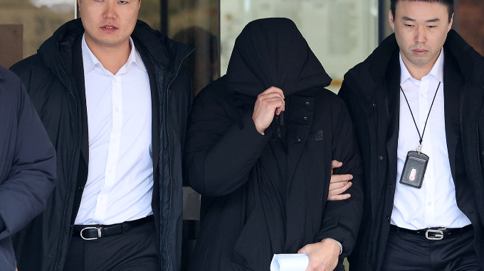 지난해 8월2일 압구정역 근처에서 롤스로이스를 몰다 행인을 치고 달아나 1심에서 징역 20년을 선고받은 신모씨가 2심 첫 공판에서 혐의를 일부 부인했다. 사진은 지난해 12월 피의자 심문을 마친 후 법원 밖으로 나가는 신씨. /사진=뉴스1