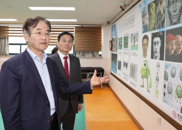 이동환 고양특례시장(온쪽)이 지난 11일 국내 우수 정보기술(IT) 특성화고등학교인 한국디지털미디어고등학교를 방문해 관계자들과 대화하고 있다. / 사진제공=고양특례시 
