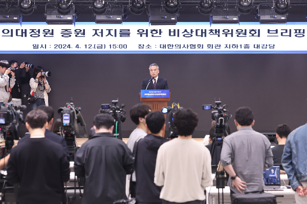 대한의사협회 비상대책위원회가 여당이 참패한 이번 총선에 대해 국민의 입장이 반영된 것이라며 정부에 의과대학 증원 재논의를 요구했다. 김성근 의협 비대위 언론홍보위원장이 지난 12일 오후 서울 용산구 의협 회관에서 열린 '의대정원 증원 저지를 위한 비상대책위원회 브리핑'에서 취재진의 질문에 답하고 있다. /사진=뉴스1