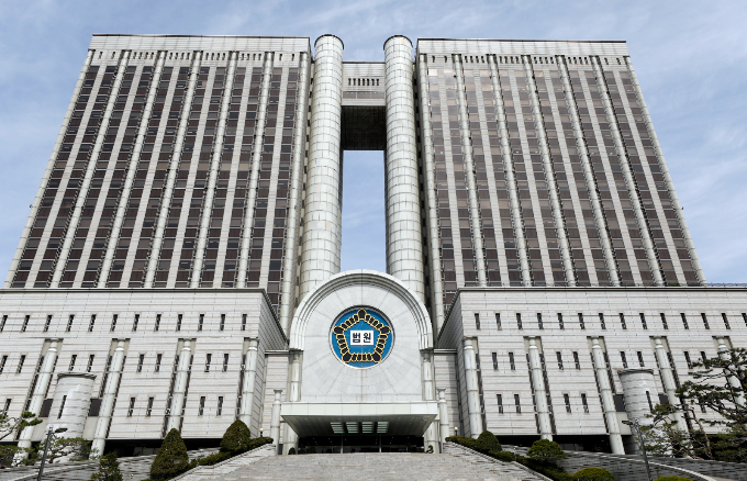 법원이 12일 백현동 개발비리 수사 무마를 빌미로 약 13억원을 수수한 혐의를 받는 이모 전 KH부동산디벨롭먼트 회장에게 징역 4년을 선고했다. 사진은 서울중앙지법. /사진=뉴시스