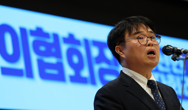 임현택 대한의사협회 차기 회장이 당선 이후 거친 표현으로 주목받고 있다. 임 당선인이 지난달 29일 서울 용산구 대한의사협회 회관에서 열린 제42대 의협 회장 당선인 기자회견에서 발언하고 있다. /사진=뉴스1