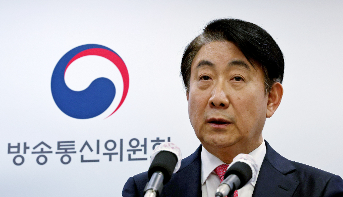 강선우 더불어민주당 대변인이 12일 오후 서울 여의도 국회 소통관 브리핑을 통해 대통령실 비서실장 후보로 이동관 전 방송통신위원장이 거론되는 것을 두고 경악스럽다고 주장했다. 사진은 지난해 12월 방통위원장 사퇴 관련 입장을 발표하는 이 전 위원장. /사진=뉴스1