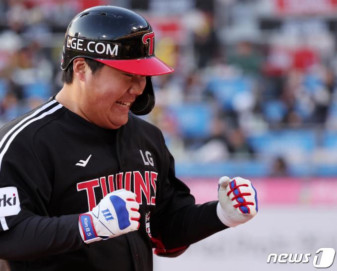 11일 오후 경기도 수원시 장안구 수원KT위즈파크에서 열린 '2023 신한은행 SOL KBO 포스트시즌' 한국시리즈 4차전 kt 위즈와 LG 트윈스의 경기, LG 김범석이 8회초 1사 안타를 친 뒤 교체되며 주먹을 불끈 쥐고 있다. 2023.11.11/뉴스1 ⓒ News1 김진환 기자