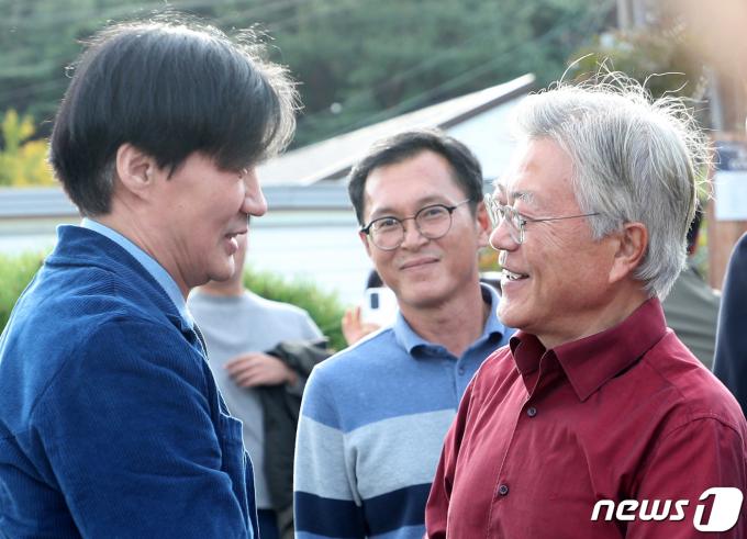 조국 전 법무부 장관이 지난해 11월9일 경남 양산시 하북면 평산책방에서 열린 '디케의 눈물' 작가 사인회에서 문재인 전 대통령과 만나 대화하고 있다./뉴스1 ⓒ News1 윤일지 기자