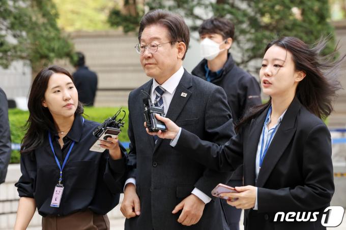 이재명 더불어민주당 대표가 12일 오전 서울 서초구 서울중앙지방법원에서 열린 공직선거법 위반 관련 공판에 출석하고 있다. 2024.4.12/뉴스1 ⓒ News1 민경석 기자