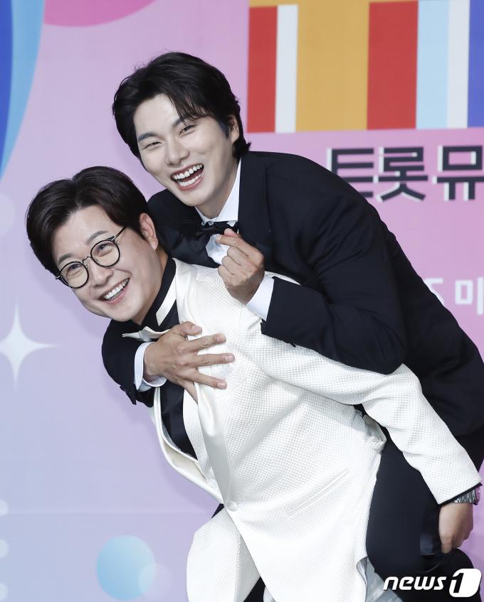 [사진] 이이경, 김성주 선배님에게 엎혀 갈게요