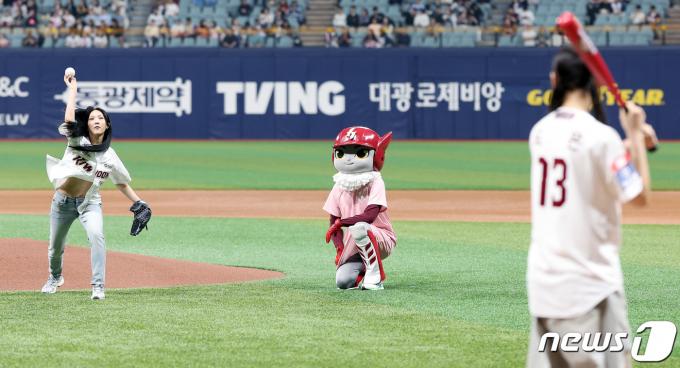 [사진] 걸그룹 영파씨의 시구·시타