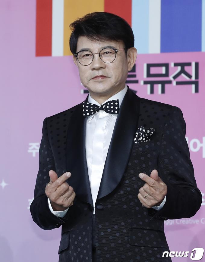 [사진] 설운도, 여심 흔드는 꽃중년