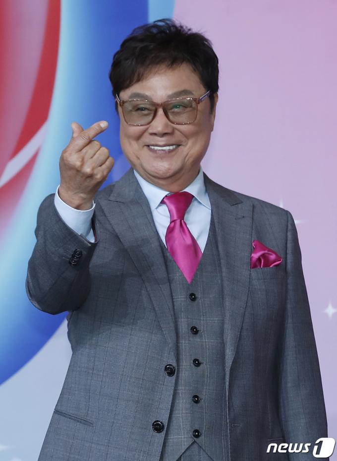 [사진] 남진, 트롯 전설의 하트