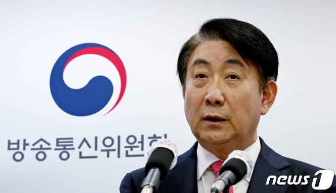 이동관 방송통신위원장이 지난해 12월1일 경기 정부과천청사 방통위에서 사퇴 관련 입장을 발표하고 있다. 이 위원장은 탄핵으로 인한 방통위 기능 정지 사태를 막기 위해 전날 윤석열 대통령에게 사의를 밝힌 것으로 알려졌다. 윤 대통령은 이날 오후 이 위원장을 임명 3개월 만에 면직했다./뉴스1 ⓒ News1 장수영 기자