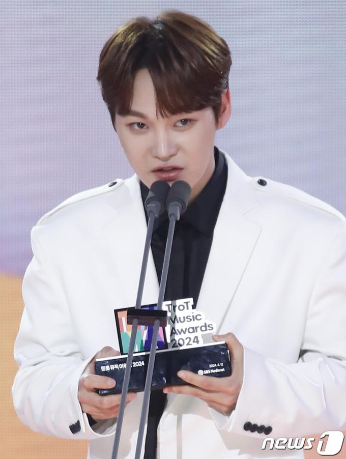 [사진] 박서진, 10대 가수상 받았어요