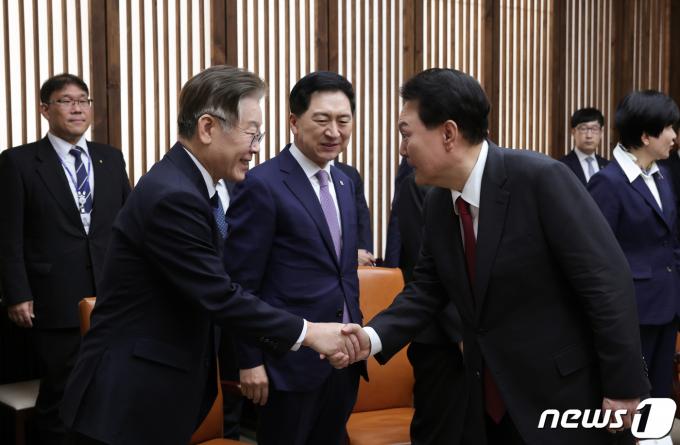 윤석열 대통령이 2023년 10월 31일 국회에서 열린 2024년도 예산안 및 기금운용 계획안에 대한 시정연설에 앞서 사전환담장에 도착해 이재명 더불어민주당 대표와 악수를 나누고 있다. (대통령실 제공) 2023.10.31/뉴스1 ⓒ News1 오대일 기자