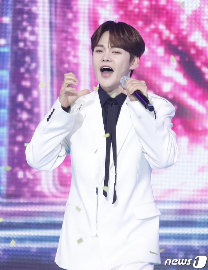 [사진] 박서진, 행복을 주는 공연