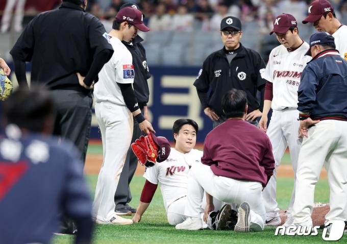 [사진] 강습타구 맞은 김재웅