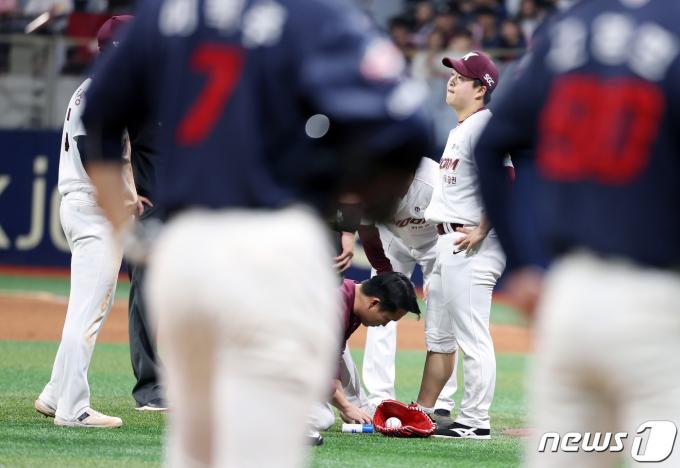 [사진] 갑습타구 맞고 치료받는 키움 김재웅
