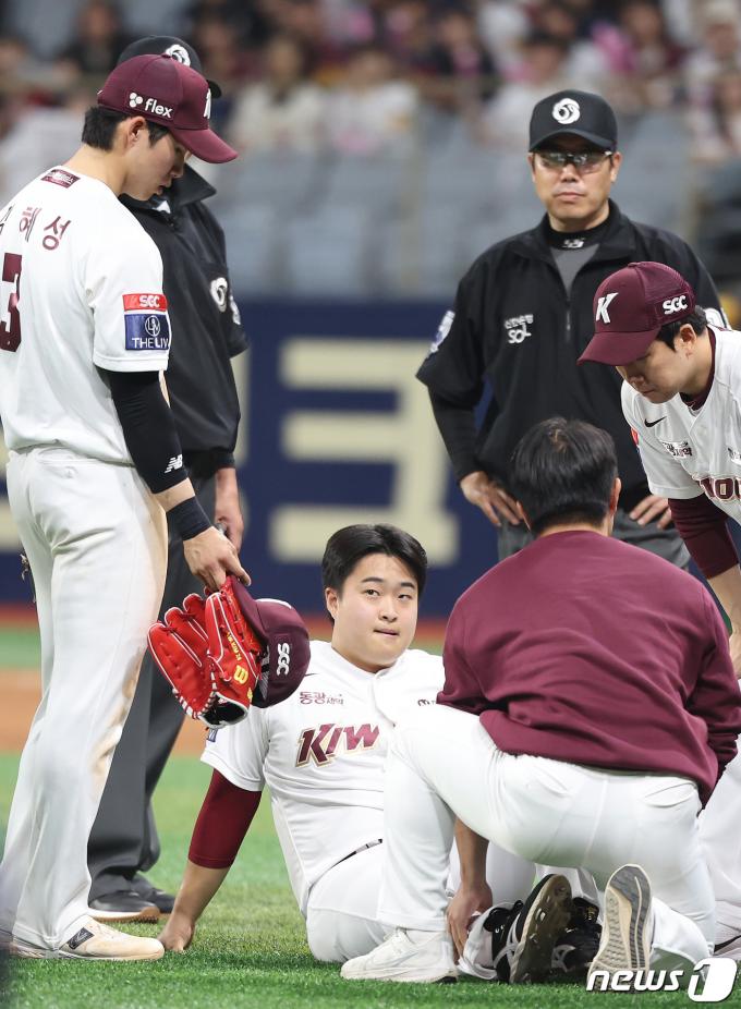 [사진] 갑습타구 맞고 치료받는 김재웅
