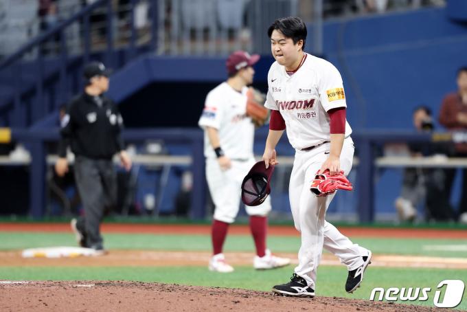 [사진] 강습타구에 고통 호소하는 김재웅