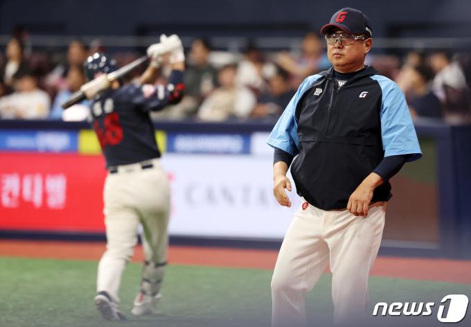 [사진] 대타작전 투입하는 김태형 감독