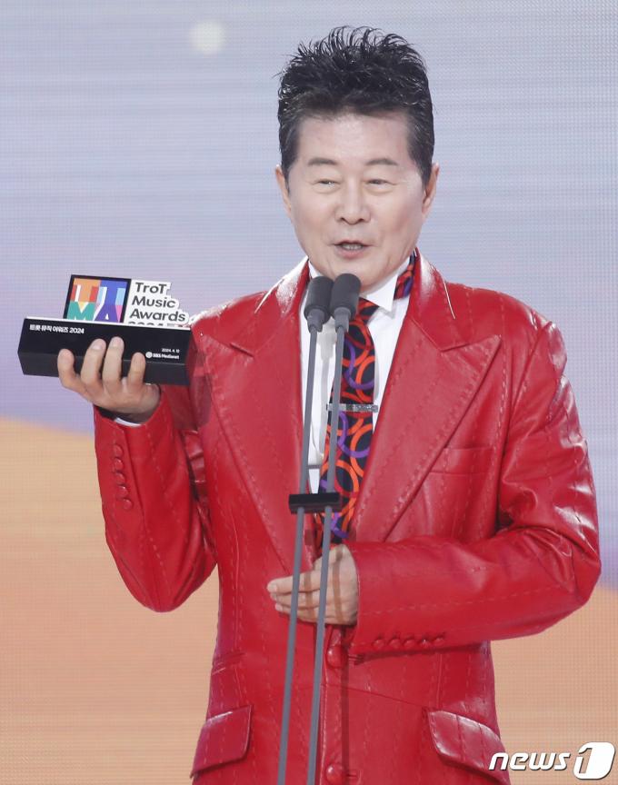[사진] 태진아, 52년 가수 인생 204번째 상