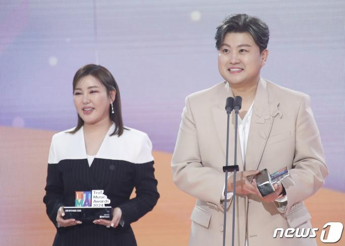[사진] 송가인·김호중, 팬들이 뽑은 인기상