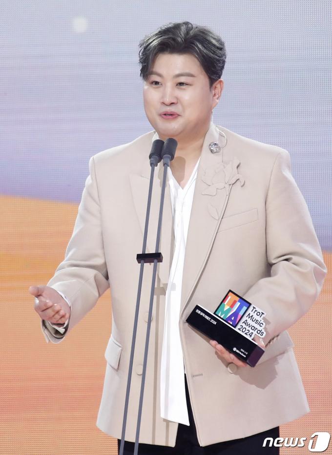 [사진] 김호중, 이변없는 '10대 가수상'