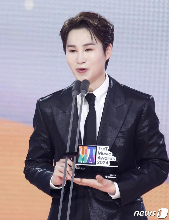 [사진] 김희재, 10대 가수상 영광
