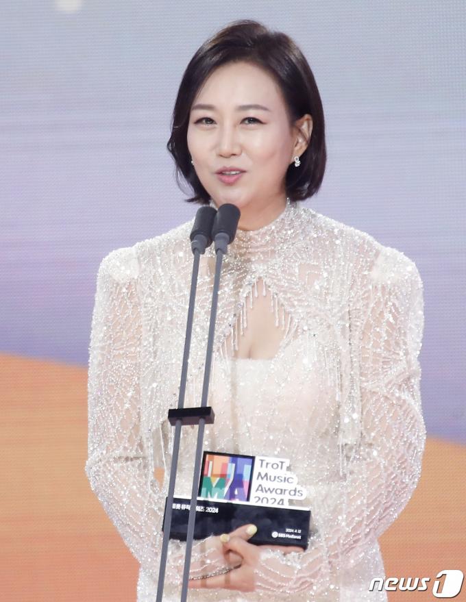 [사진] 장윤정, 10대 가수상 영광