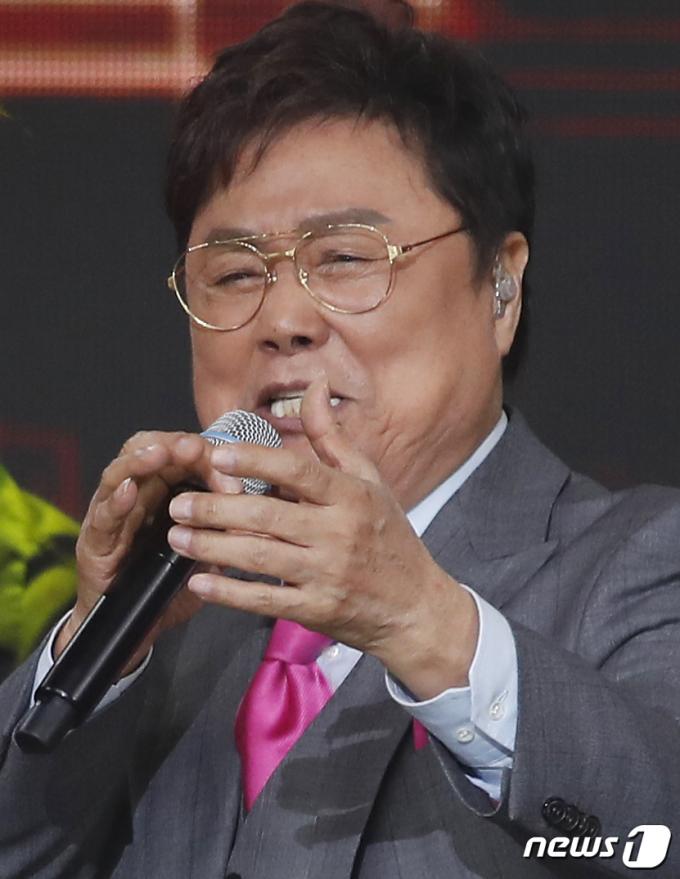 [사진] 남진, 트롯 레전드의 카리스마 무대