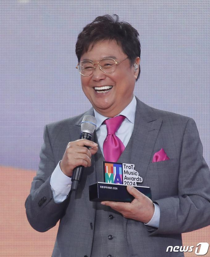 [사진] 남진, 행복을 부르는 미소