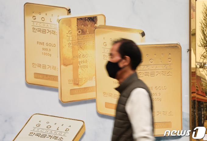 미국 연방준비제도 기준금리 인하 기대감으로 금값이 상승세를 보이고 있는 8일 서울 종로구 한국금거래소 외벽 골드바 홍보물 앞으로 시민이 지나가고 있다. 2024.4.8/뉴스1 ⓒ News1 김도우 기자