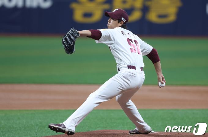 5일 오후 서울 고척스카이돔에서 열린 2024 신한은행 SOL뱅크 KBO리그 한화 이글스와 키움의 경기에서 키움 선발 하영민이 역투하고 있다. 2024.4.5/뉴스1 ⓒ News1 박지혜 기자