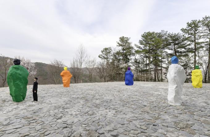야외 스톤가든_수녀와 수도승. 뮤지엄산 제공.