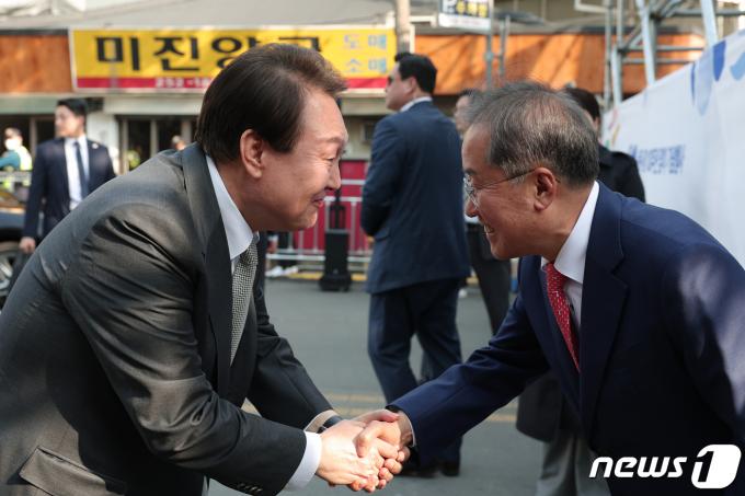 윤석열 대통령이 2023년 4월 1일 오후 대구 서문시장에서 열린 '서문시장 100주년 기념식'에서 홍준표 대구시장과 인사를 나누고 있다. (대통령실 제공) 2023.4.1/뉴스1 ⓒ News1 오대일 기자