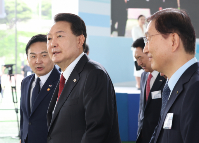  윤석열 대통령이 30일 경기도 고양 어울림누리 별무리경기장에서 열린 대곡-소사 복선전철 개통 기념식을 마친 뒤 원희룡 국토교통부 장관과 대화하고 있다. 사진=대통령실통신사진기자단