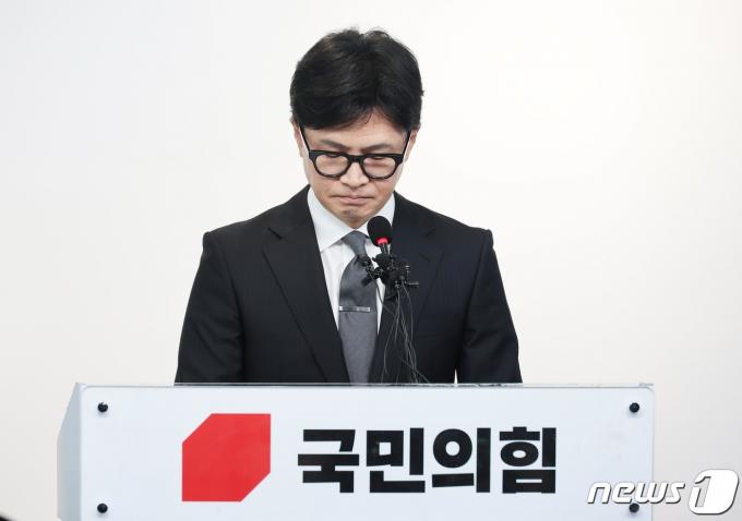한동훈 국민의힘 비상대책위원장 겸 총괄선거대책위원장이 11일 오전 서울 여의도 중앙당사에서 제22대 국회의원 선거 결과 관련 입장 발표를 하고 있다.(공동취재) 2024.4.11/뉴스1 ⓒ News1 구윤성 기자