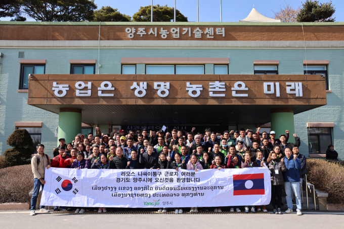 양주시 외국인 계절근로자가 입국해 기념촬영을 하고 있다. /사진제공=양주시
