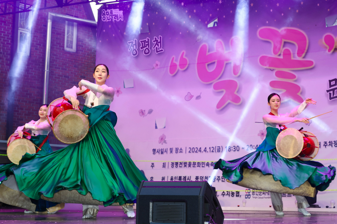 지난 12일 풍덕천2동 행정복지센터 주차장과 정평천 일원에서 열린 정평천 벚꽃 문화민속축제에서 민속 공연이 열리고 있다. / 사진제공=용인특례시