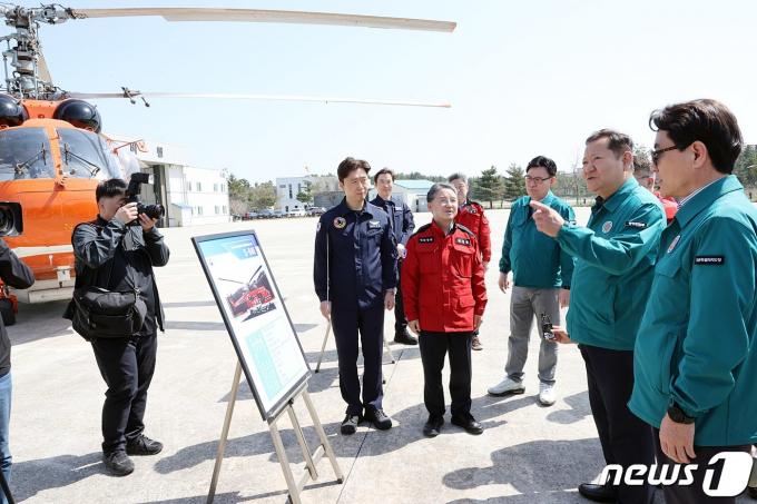 [사진] 산불진화 헬기 운영 상황 점검하는 이상민 행안부 장관