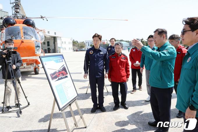 [사진] 강릉산림항공관리소 방문한 이상민 행안부 장관