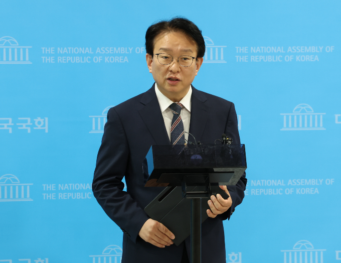권칠승 더불어민주당 수석대변인이 취재진의 질문을 받고 있는 모습./사진=뉴스1